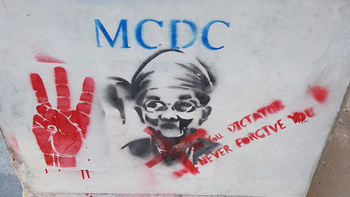 Ein Bild des Putschführers Min Aung Hlaing und der Drei-Finger-Protest gegen den Putsch.