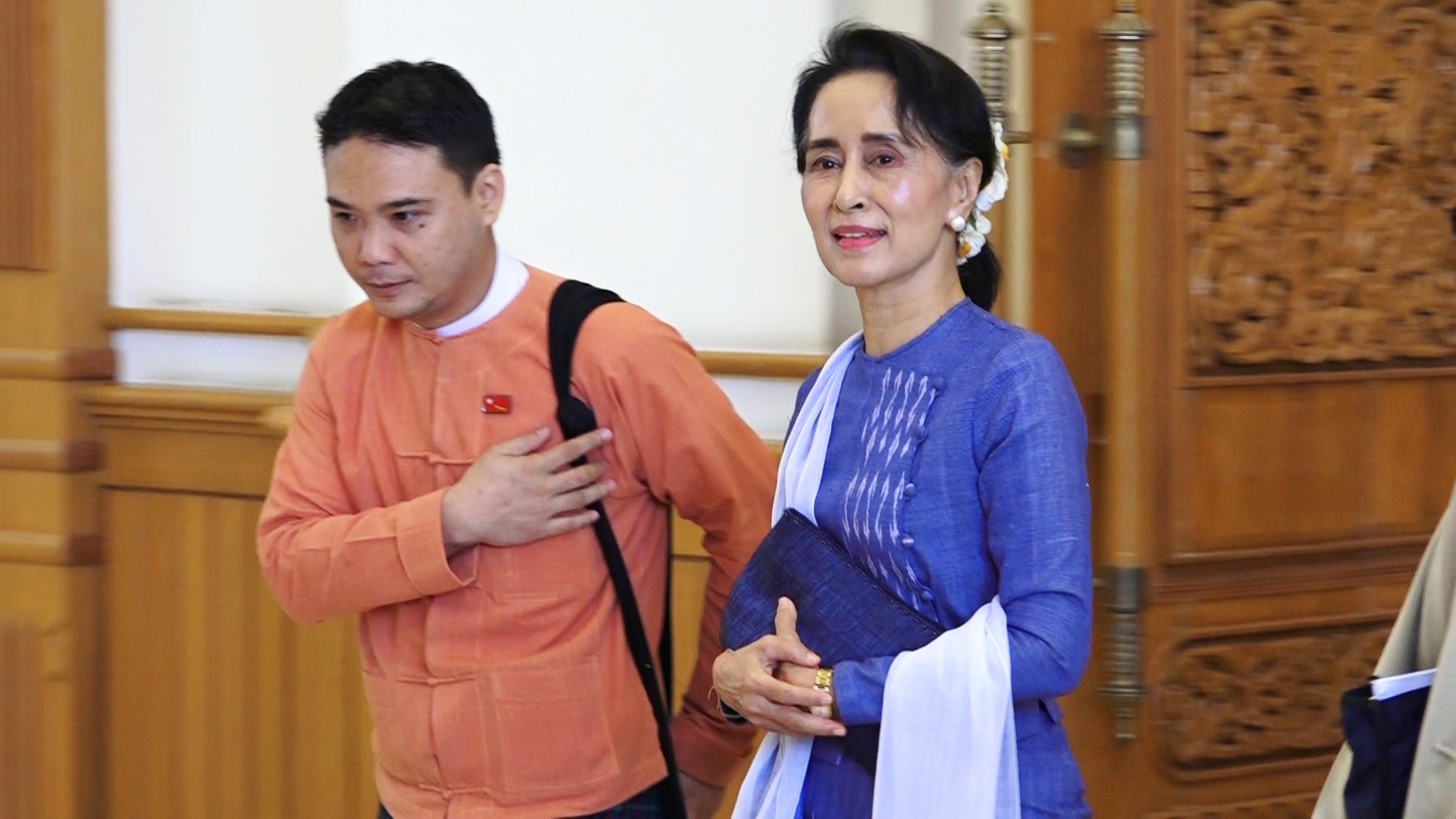 Aung San Suu Kyi mit Phyo Zeya Thaw im Parlament - Foto: Z. Aung/VOA