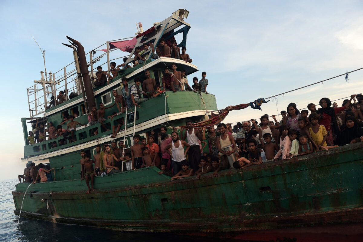 Rohingya Flüchtlinge auf einem Boot in der Andamanensee © CHRISTOPHE ARCHAMBAULT/AFP/Getty Images