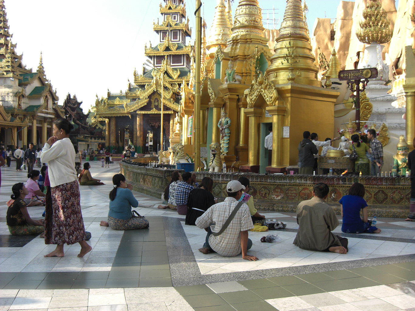 Betende in der Shwedagon Pagode Yangon